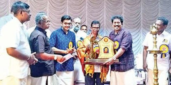 ആനയടി പഴയിടം നരസിംഹസ്വാമീ ക്ഷേത്രഭരണസമിതിയുടെ നരസിംഹജ്യോതി പുരസ്കാരം നടൻ ഇന്ദ്രൻസിന് ആനയടി പഴയിടം നരസിംഹസ്വാമീ ക്ഷേത്രഭരണസമിതിയുടെ നരസിംഹജ്യോതി പുരസ്കാരം നടൻ ഇന്ദ്രൻസിന്