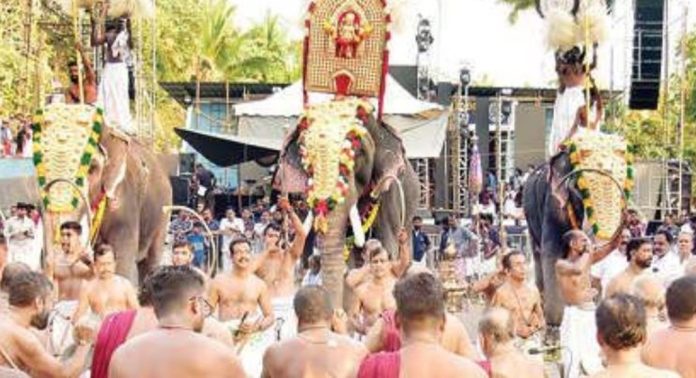 കണ്ണിന് കുളിർമയേകി മലയാലപ്പുഴപൂരം കണ്ണിന് കുളിർമയേകി മലയാലപ്പുഴപൂരം
