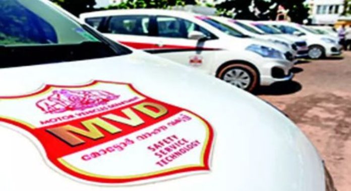 തിരക്കേറിയ റോഡിൽ വാഹന പരിശോധന നടത്തി ; പിന്നാലെ പൊതുപ്രവർത്തകർ ഇടപെട്ട് തടഞ്ഞു തിരക്കേറിയ റോഡിൽ വാഹന പരിശോധന നടത്തി ; പിന്നാലെ പൊതുപ്രവർത്തകർ ഇടപെട്ട് തടഞ്ഞു