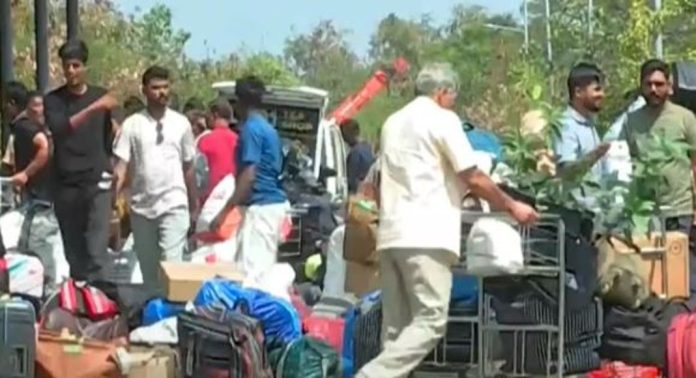 നാട്ടിലേക്ക് തിരികെ പോകാനാകാതെ ലക്ഷദ്വീപുകാർ കുടുങ്ങി കിടക്കുന്നു ; യാത്രക്കാർ പ്രതിസന്ധിയിൽ നാട്ടിലേക്ക് തിരികെ പോകാനാകാതെ ലക്ഷദ്വീപുകാർ കുടുങ്ങി കിടക്കുന്നു ; യാത്രക്കാർ പ്രതിസന്ധിയിൽ