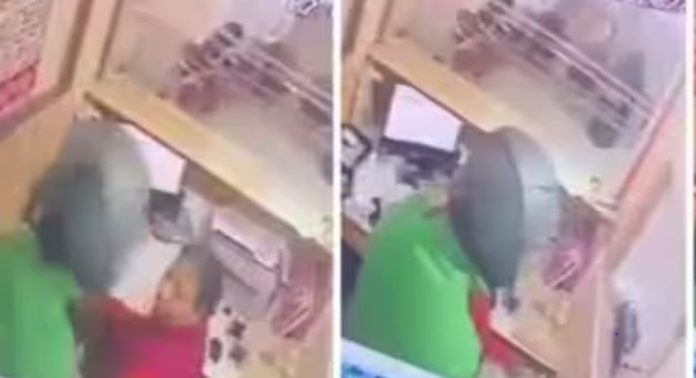ഉത്തർപ്രദേശിൽ ബാങ്ക് കവർച്ച ; എട്ടര ലക്ഷത്തിലധികം രൂപ കൊണ്ടുപോയി, പ്രതിക്കായുള്ള തിരച്ചിൽ ഊർജിതമാക്കി പോലീസ് ഉത്തർപ്രദേശിൽ ബാങ്ക് കവർച്ച ; എട്ടര ലക്ഷത്തിലധികം രൂപ കൊണ്ടുപോയി, പ്രതിക്കായുള്ള തിരച്ചിൽ ഊർജിതമാക്കി പോലീസ്