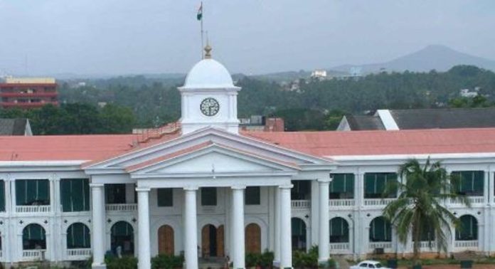 പെന്ഷന് പുറമെ പ്രത്യേക ആനുകൂല്യവും വേണം ; ആവശ്യവുമായി ഐഎഎസുകാര് , പരിശോധിക്കുന്നുവെന്ന് സര്ക്കാര് പെന്ഷന് പുറമെ പ്രത്യേക ആനുകൂല്യവും വേണം ; ആവശ്യവുമായി ഐഎഎസുകാര് , പരിശോധിക്കുന്നുവെന്ന് സര്ക്കാര്