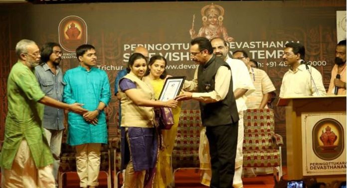 യൂണിവേഴ്സൽ റിക്കാർഡ് ബുക്കിൻ്റെ ഗ്ലോബൽ ആവാർഡ് പൂജ രമേശിന് ലഭിച്ചു യൂണിവേഴ്സൽ റിക്കാർഡ് ബുക്കിൻ്റെ ഗ്ലോബൽ ആവാർഡ് പൂജ രമേശിന് ലഭിച്ചു