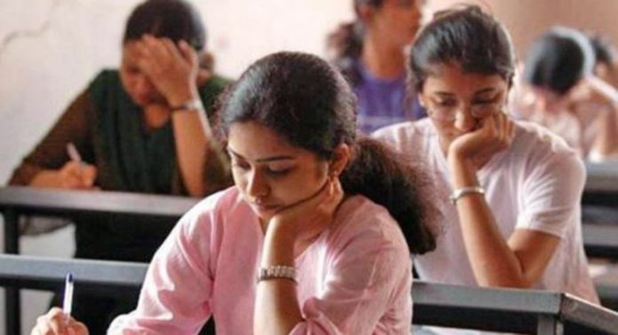 മത്സരപരീക്ഷകളിലെ ക്രമക്കേടിന് ഇനി കടുത്ത ശിക്ഷ ; പത്ത് വർഷംവരെ തടവും ഒരുകോടി രൂപവരെ പിഴയും, ബിൽ ലോക്സഭയിൽ അവതരിപ്പിച്ചു മത്സരപരീക്ഷകളിലെ ക്രമക്കേടിന് ഇനി കടുത്ത ശിക്ഷ ; പത്ത് വർഷംവരെ തടവും ഒരുകോടി രൂപവരെ പിഴയും, ബിൽ ലോക്സഭയിൽ അവതരിപ്പിച്ചു