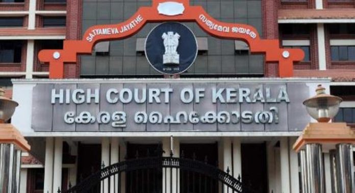പോലീസ് ക്വാർട്ടേഴ്സിലെ പതിമൂന്ന്കാരിയുടെ മരണം ; പോലീസിന് വീഴ്ചയെന്ന് ഹൈക്കോടതി, അന്വേഷണം സിബിഐയ്ക്ക് പോലീസ് ക്വാർട്ടേഴ്സിലെ പതിമൂന്ന്കാരിയുടെ മരണം ; പോലീസിന് വീഴ്ചയെന്ന് ഹൈക്കോടതി, അന്വേഷണം സിബിഐയ്ക്ക്