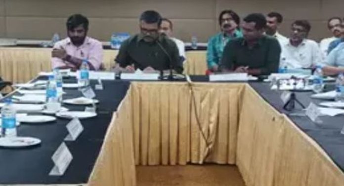 ജില്ലാ വികസന കമ്മീഷണർമാരെ നിയമിച്ച തീരുമാനം ; സർക്കാർ പിന്മാറുന്നതായി റിപ്പോർട്ടുകൾ ജില്ലാ വികസന കമ്മീഷണർമാരെ നിയമിച്ച തീരുമാനം ; സർക്കാർ പിന്മാറുന്നതായി റിപ്പോർട്ടുകൾ