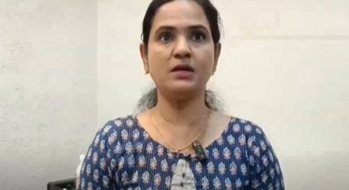 ഷീല സണ്ണിയെ വ്യാജ ലഹരിക്കേസിൽ കുടുക്കിയ സംഭവം ; നാരായണദാസ് നിരവധി ക്രിമിനൽ കേസുകളിൽ പ്രതിയെന്ന് റിപ്പോർട്ടുകൾ ഷീല സണ്ണിയെ വ്യാജ ലഹരിക്കേസിൽ കുടുക്കിയ സംഭവം ; നാരായണദാസ് നിരവധി ക്രിമിനൽ കേസുകളിൽ പ്രതിയെന്ന് റിപ്പോർട്ടുകൾ