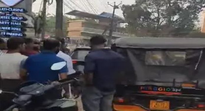 മലപ്പുറത്ത് പാര്ക്കിംഗിന്റെ പേരില് യുവാവും പൊലീസും തമ്മിൽ സംഘർഷം മലപ്പുറത്ത് പാര്ക്കിംഗിന്റെ പേരില് യുവാവും പൊലീസും തമ്മിൽ സംഘർഷം