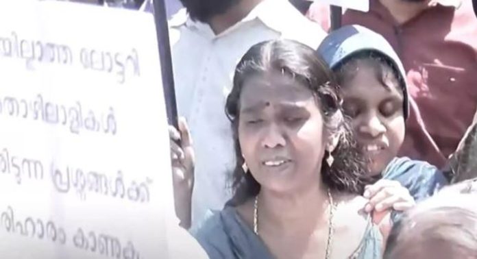 ക്ഷേമപെൻഷൻ മുടങ്ങി ; കാഴ്ച പരിമിതർ കടുത്ത ദുരിതത്തിൽ ക്ഷേമപെൻഷൻ മുടങ്ങി ; കാഴ്ച പരിമിതർ കടുത്ത ദുരിതത്തിൽ