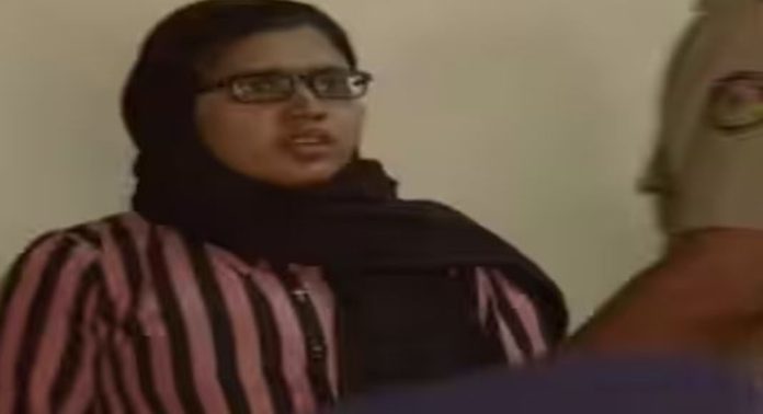 കാസർകോട് ഹണിട്രാപ്പ് കേസ് ; യുവതിയടക്കം നേരത്തെയും നിരവധി കേസുകളിൽ പ്രതികളെന്ന് പോലീസ് കാസർകോട് ഹണിട്രാപ്പ് കേസ് ; യുവതിയടക്കം നേരത്തെയും നിരവധി കേസുകളിൽ പ്രതികളെന്ന് പോലീസ്