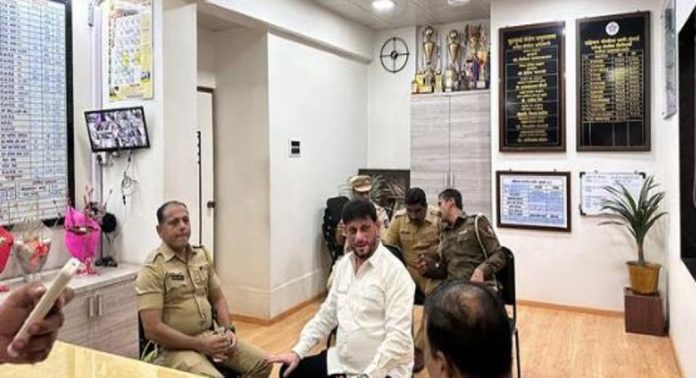 എഐഎംഐഎം നേതാവിനെ മുംബൈ പോലീസ് കസ്റ്റഡിയിലെടുത്തു എഐഎംഐഎം നേതാവിനെ മുംബൈ പോലീസ് കസ്റ്റഡിയിലെടുത്തു