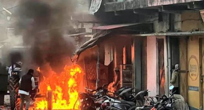 മദ്രസ പൊളിച്ചതിന് പിന്നാലെ ഉത്തരാഖണ്ഡില് വൻ കലാപം ; നാല് പേര് കൊല്ലപ്പെട്ടു , നിരവധി പേര്ക്ക് പരിക്ക് മദ്രസ പൊളിച്ചതിന് പിന്നാലെ ഉത്തരാഖണ്ഡില് വൻ കലാപം ; നാല് പേര് കൊല്ലപ്പെട്ടു , നിരവധി പേര്ക്ക് പരിക്ക്