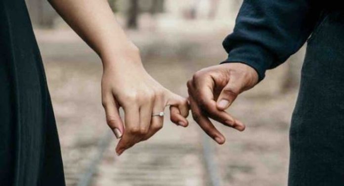 അവൾ വന്നാലേ ഞാൻ ഇറങ്ങു… ; കുപ്പിയിൽ പെട്രോളുമായി ടവറിൽ കയറി യുവാവിന്റെ ആത്മഹത്യാഭീഷണി, ഒടുവിൽ സംഭവിച്ചത്…! അവൾ വന്നാലേ ഞാൻ ഇറങ്ങു… ; കുപ്പിയിൽ പെട്രോളുമായി ടവറിൽ കയറി യുവാവിന്റെ ആത്മഹത്യാഭീഷണി, ഒടുവിൽ സംഭവിച്ചത്…!