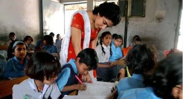 അധ്യാപക തസ്തികകൾ ഇല്ലാതാകുമെന്ന് ആശങ്ക ; ഹൈസ്കൂൾ-ഹയർസെക്കൻഡറി ഏകീകരണത്തിൽ വ്യാപക പ്രതിഷേധവുമായി അധ്യാപക സംഘടനകൾ അധ്യാപക തസ്തികകൾ ഇല്ലാതാകുമെന്ന് ആശങ്ക ; ഹൈസ്കൂൾ-ഹയർസെക്കൻഡറി ഏകീകരണത്തിൽ വ്യാപക പ്രതിഷേധവുമായി അധ്യാപക സംഘടനകൾ