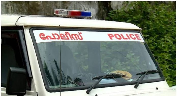 വടകര റൂറൽ എസ്.പിയുടെ ഭാര്യ ബീച്ചിലെത്തുന്നത് പോലീസ് വാഹനത്തിലെന്ന് ആരോപണം വടകര റൂറൽ എസ്.പിയുടെ ഭാര്യ ബീച്ചിലെത്തുന്നത് പോലീസ് വാഹനത്തിലെന്ന് ആരോപണം
