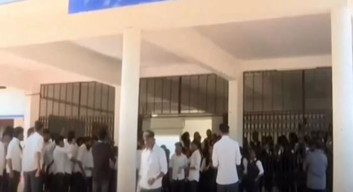 അധ്യാപകരുടെ ഇഷ്ടക്കാർക്ക് മാത്രം അധിക മാർക്ക് നൽകിയെന്ന് ആരോപണം ; തൊടുപുഴ ലോകോളജില് വിദ്യാർഥികളുടെ വ്യാപക പ്രതിഷേധം അധ്യാപകരുടെ ഇഷ്ടക്കാർക്ക് മാത്രം അധിക മാർക്ക് നൽകിയെന്ന് ആരോപണം ; തൊടുപുഴ ലോകോളജില് വിദ്യാർഥികളുടെ വ്യാപക പ്രതിഷേധം