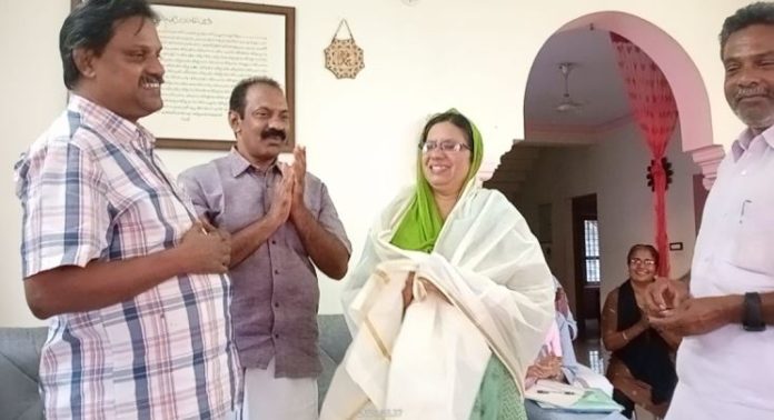 സാക്ഷരതാ മിഷൻ പന്തളം ബ്ലോക്ക് പ്രേരകിനെ മുട്ടാർ റസിഡൻസ് അസോസിയേഷൻ അനുമോദിച്ചു സാക്ഷരതാ മിഷൻ പന്തളം ബ്ലോക്ക് പ്രേരകിനെ മുട്ടാർ റസിഡൻസ് അസോസിയേഷൻ അനുമോദിച്ചു