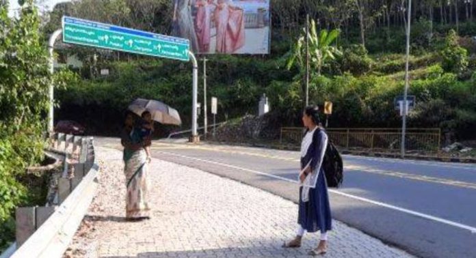 വെയിറ്റിംഗ് ഷെഡില്ല ; യാത്രക്കാർ ദുരിതത്തിൽ വെയിറ്റിംഗ് ഷെഡില്ല ; യാത്രക്കാർ ദുരിതത്തിൽ