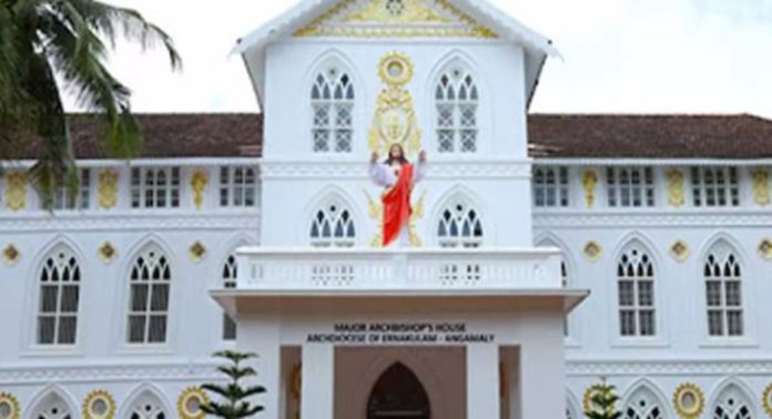 അങ്കമാലി അതിരൂപത കുർബാന തർക്കം വീണ്ടും രൂക്ഷമാകുന്നു ; കൂടുതൽ വിശ്വാസികൾ കോടതിയിലേക്ക് അങ്കമാലി അതിരൂപത കുർബാന തർക്കം വീണ്ടും രൂക്ഷമാകുന്നു ; കൂടുതൽ വിശ്വാസികൾ കോടതിയിലേക്ക്