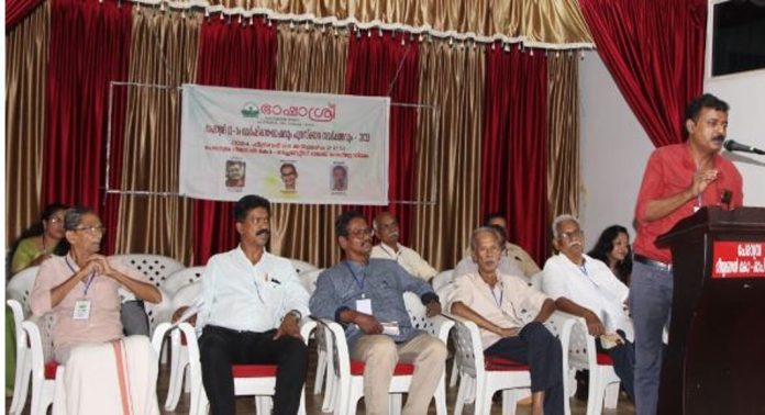 എഴുത്തുകാർ പ്രകാശം ചൊരിഞ്ഞ് ഇരുട്ടകറ്റുന്നവരാണ് ; പ്രൊഫ.കെ.വി.സജയ് എഴുത്തുകാർ പ്രകാശം ചൊരിഞ്ഞ് ഇരുട്ടകറ്റുന്നവരാണ് ; പ്രൊഫ.കെ.വി.സജയ്