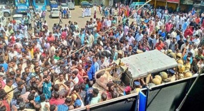പുൽപ്പള്ളിയിലെ പ്രതിഷേധ സമരം ; രണ്ട് പേർ അറസ്റ്റിൽ പുൽപ്പള്ളിയിലെ പ്രതിഷേധ സമരം ; രണ്ട് പേർ അറസ്റ്റിൽ