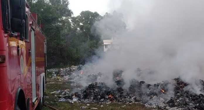 തിരുവനന്തപുരത്ത് പറമ്പിൽ അതിക്രമിച്ച് കയറി മാലിന്യം തള്ളിയതായി പരാതി ; അന്വേഷണം ആരംഭിച്ച് പോലീസ് തിരുവനന്തപുരത്ത് പറമ്പിൽ അതിക്രമിച്ച് കയറി മാലിന്യം തള്ളിയതായി പരാതി ; അന്വേഷണം ആരംഭിച്ച് പോലീസ്