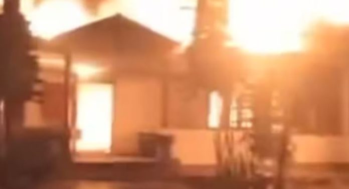 മണിപ്പൂരിൽ വീണ്ടും സംഘർഷം ; പ്രതിഷേധക്കാർ കലക്ടറുടെ വസതി തീയിട്ടു, പോലീസ് വെടിവയ്പ്പിൽ രണ്ട് മരണം മണിപ്പൂരിൽ വീണ്ടും സംഘർഷം ; പ്രതിഷേധക്കാർ കലക്ടറുടെ വസതി തീയിട്ടു, പോലീസ് വെടിവയ്പ്പിൽ രണ്ട് മരണം