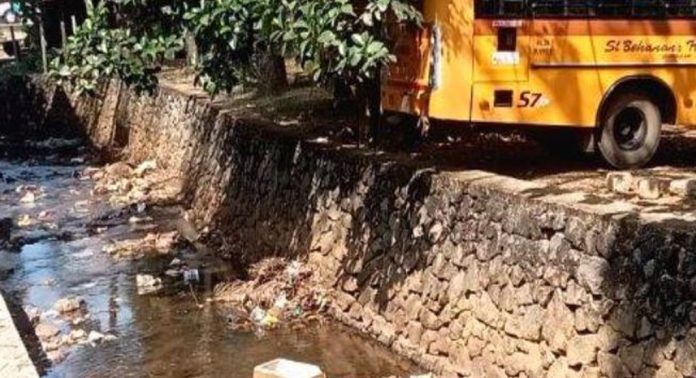 കൈവിട്ട് കൈയേറ്റം ; വെണ്ണിക്കുളത്ത് ഗതാഗതക്കുരുക്ക് അതിരൂക്ഷം കൈവിട്ട് കൈയേറ്റം ; വെണ്ണിക്കുളത്ത് ഗതാഗതക്കുരുക്ക് അതിരൂക്ഷം