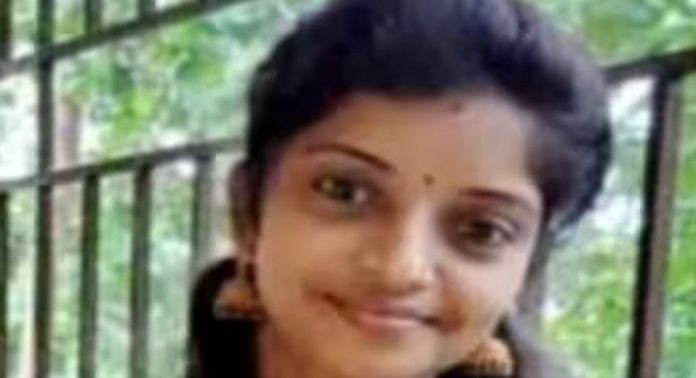 യുവതിയെ വീടിനുള്ളില് തൂങ്ങി മരിച്ച നിലയിൽ കണ്ടെത്തി യുവതിയെ വീടിനുള്ളില് തൂങ്ങി മരിച്ച നിലയിൽ കണ്ടെത്തി