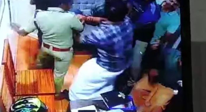 വനം വകുപ്പ് ഉദ്യോഗസ്ഥരും നാട്ടുകാരും തമ്മില് വ്യാപക സംഘര്ഷം ; ബ്ലോക്ക് പഞ്ചായത്തംഗം അറസ്റ്റിൽ വനം വകുപ്പ് ഉദ്യോഗസ്ഥരും നാട്ടുകാരും തമ്മില് വ്യാപക സംഘര്ഷം ; ബ്ലോക്ക് പഞ്ചായത്തംഗം അറസ്റ്റിൽ