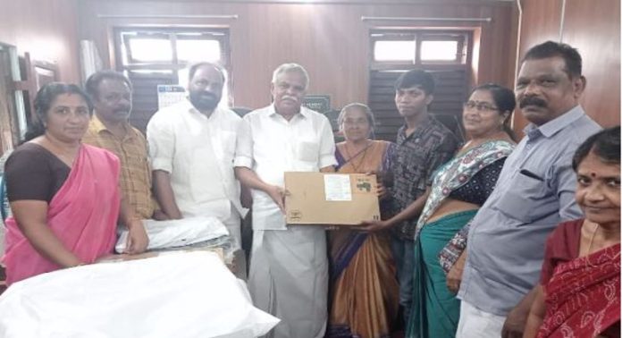 വെച്ചൂച്ചിറ ഗ്രാമ പഞ്ചായത്തിൽ ലാപ്ടോപ്പ് നൽകി വെച്ചൂച്ചിറ ഗ്രാമ പഞ്ചായത്തിൽ ലാപ്ടോപ്പ് നൽകി
