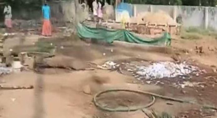 മലയാറ്റൂരിൽ കാട്ടാനക്കൂട്ടത്തിന്റെ വ്യാപക ആക്രമണം ; മതിൽ തകർത്തു, തെങ്ങുകൾ മറിച്ചിട്ടു, നാട്ടുകാർ പരിഭ്രാന്തിയിൽ മലയാറ്റൂരിൽ കാട്ടാനക്കൂട്ടത്തിന്റെ വ്യാപക ആക്രമണം ; മതിൽ തകർത്തു, തെങ്ങുകൾ മറിച്ചിട്ടു, നാട്ടുകാർ പരിഭ്രാന്തിയിൽ