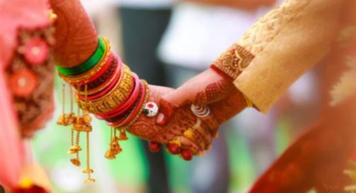 ഉത്തർപ്രദേശിൽ സമൂഹ വിവാഹ തട്ടിപ്പ് ; സർക്കാർ ഉദ്യോഗസ്ഥർ അടക്കം 15 പേർ പിടിയിൽ ഉത്തർപ്രദേശിൽ സമൂഹ വിവാഹ തട്ടിപ്പ് ; സർക്കാർ ഉദ്യോഗസ്ഥർ അടക്കം 15 പേർ പിടിയിൽ
