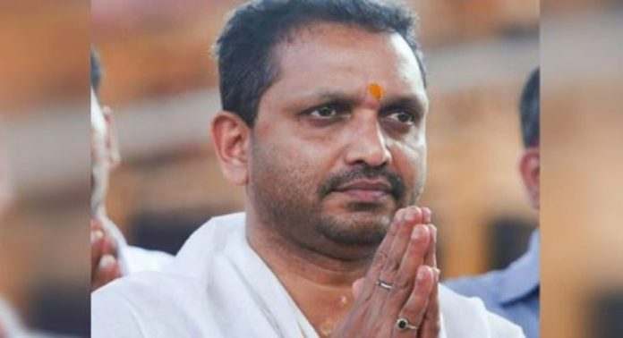 ബിജെപി നേതാവ് കെ. സുരേന്ദ്രന്റെ പദയാത്രയിൽ സ്വന്തം കേന്ദ്ര സർക്കാറിനെതിരെ പാട്ട് ; പിന്നാലെ വിചിത്ര ന്യായികരണവുമായി ബി.ജെ.പി ഐ.ടി സെൽ, ചിരിയടക്കാൻ പറ്റാതെ ജനങ്ങൾ…! ബിജെപി നേതാവ് കെ. സുരേന്ദ്രന്റെ പദയാത്രയിൽ സ്വന്തം കേന്ദ്ര സർക്കാറിനെതിരെ പാട്ട് ; പിന്നാലെ വിചിത്ര ന്യായികരണവുമായി ബി.ജെ.പി ഐ.ടി സെൽ, ചിരിയടക്കാൻ പറ്റാതെ ജനങ്ങൾ…!