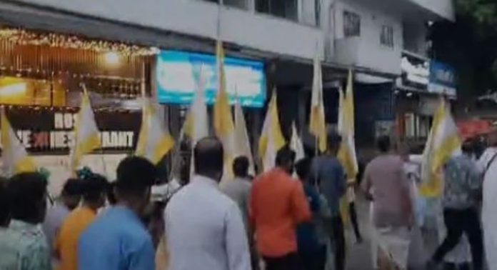 പള്ളി ഗ്രൗണ്ടിൽ വാഹനങ്ങളുമായി അഭ്യാസപ്രകടനം ; പിന്നാലെ തടഞ്ഞ വൈദികനെ ഇടിപ്പിച്ച് വീഴ്ത്തി, ആറ് പേർ പിടിയിൽ പള്ളി ഗ്രൗണ്ടിൽ വാഹനങ്ങളുമായി അഭ്യാസപ്രകടനം ; പിന്നാലെ തടഞ്ഞ വൈദികനെ ഇടിപ്പിച്ച് വീഴ്ത്തി, ആറ് പേർ പിടിയിൽ