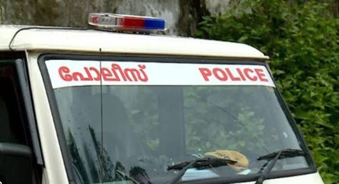 കുമളിയിൽ പെട്രോളിംഗിനിടെ എസ്.ഐക്ക് മർദനം ; പ്രതി ഒളിവിൽ കുമളിയിൽ പെട്രോളിംഗിനിടെ എസ്.ഐക്ക് മർദനം ; പ്രതി ഒളിവിൽ