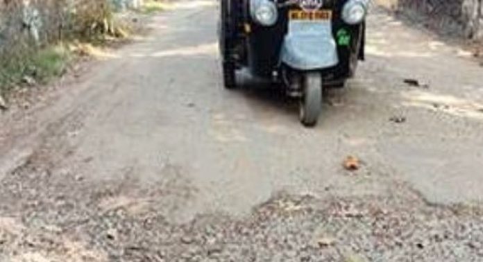 പൊട്ടിപ്പൊളിഞ്ഞ് ഐരേക്കാവ്-മുട്ടുമൺ റോഡ് ; യാത്രക്കാർ ദുരിതത്തിൽ പൊട്ടിപ്പൊളിഞ്ഞ് ഐരേക്കാവ്-മുട്ടുമൺ റോഡ് ; യാത്രക്കാർ ദുരിതത്തിൽ