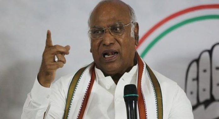 മോദിയെയും ഇഡിയെയും ഭയന്ന് ചില കോൺഗ്രസ് നേതാക്കൾ ബിജെപിയിലേക്ക് ഓടുകയാണ് ; ഖാർഗെ മോദിയെയും ഇഡിയെയും ഭയന്ന് ചില കോൺഗ്രസ് നേതാക്കൾ ബിജെപിയിലേക്ക് ഓടുകയാണ് ; ഖാർഗെ