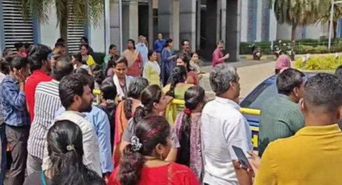 ചെന്നെെയിൽ സ്കൂളുകൾക്ക് നേരെ ബോംബ് ഭീഷണി ചെന്നെെയിൽ സ്കൂളുകൾക്ക് നേരെ ബോംബ് ഭീഷണി