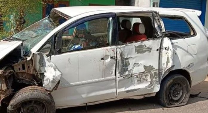 കാർ നിയന്ത്രണം തെറ്റി വെെദ്യുതി തൂണിലിടിച്ച് അപകടം ; യുവാവിന് ദാരുണാന്ത്യം കാർ നിയന്ത്രണം തെറ്റി വെെദ്യുതി തൂണിലിടിച്ച് അപകടം ; യുവാവിന് ദാരുണാന്ത്യം