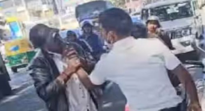 ഹെൽമറ്റ് വെയ്ക്കാത്തതിന് സ്കൂട്ടറിന്റെ താക്കോൽ ഊരിയെടുത്ത് പോലീസ് ; പിന്നാലെ സംഭവിച്ചത്…! ഹെൽമറ്റ് വെയ്ക്കാത്തതിന് സ്കൂട്ടറിന്റെ താക്കോൽ ഊരിയെടുത്ത് പോലീസ് ; പിന്നാലെ സംഭവിച്ചത്…!