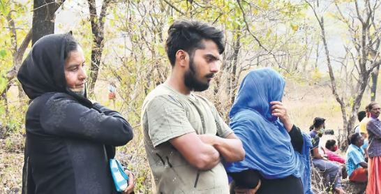 മലയിൽ കയറി കുടുങ്ങിയ ബാബുവിന്റെ അമ്മയും സഹോദരനും തീവണ്ടി തട്ടി മരിച്ച നിലയിൽ മലയിൽ കയറി കുടുങ്ങിയ ബാബുവിന്റെ അമ്മയും സഹോദരനും തീവണ്ടി തട്ടി മരിച്ച നിലയിൽ