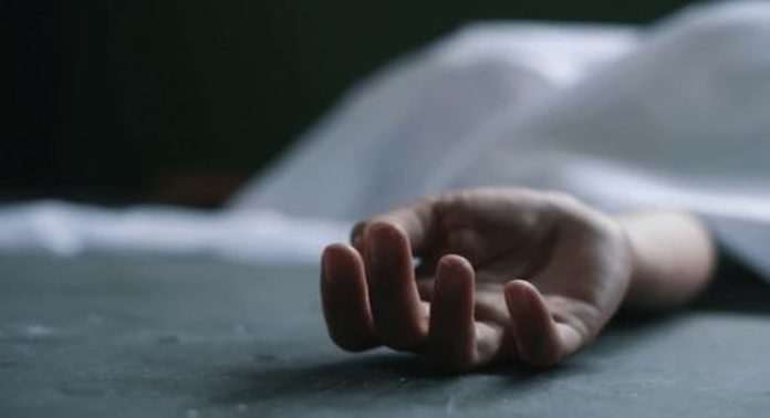 കൊല്ലത്ത് ദമ്പതിമാര് രണ്ടിടത്തായി മരിച്ച നിലയില് കണ്ടെത്തി ; വൻ ദുരൂഹത കൊല്ലത്ത് ദമ്പതിമാര് രണ്ടിടത്തായി മരിച്ച നിലയില് കണ്ടെത്തി ; വൻ ദുരൂഹത