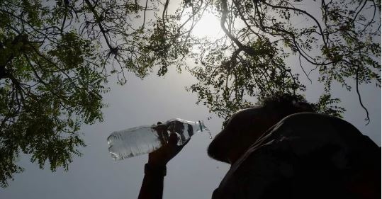 സംസ്ഥാനത്ത് ചൂട് വർധിക്കുന്നു ; ഇന്നും നാളെയും മൂന്ന് ജില്ലകളിൽ ഉയർന്ന താപനില സംസ്ഥാനത്ത് ചൂട് വർധിക്കുന്നു ; ഇന്നും നാളെയും മൂന്ന് ജില്ലകളിൽ ഉയർന്ന താപനില