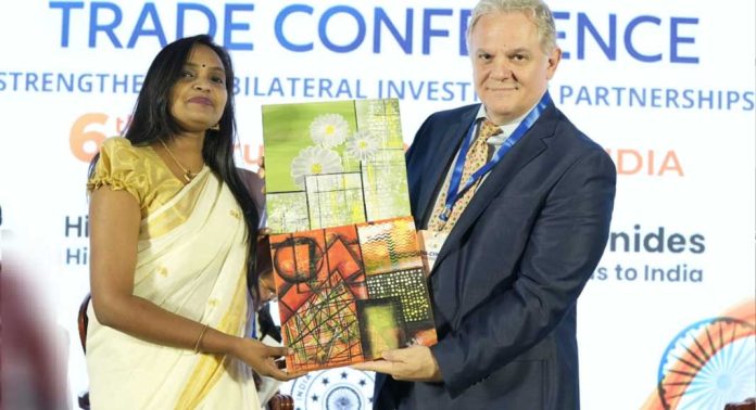 സൈപ്രസ് സ്ഥാനപതിക്ക് ചിത്രങ്ങൾ കൈമാറി കൃഷ്ണപ്രിയ താരമായി സൈപ്രസ് സ്ഥാനപതിക്ക് ചിത്രങ്ങൾ കൈമാറി കൃഷ്ണപ്രിയ താരമായി