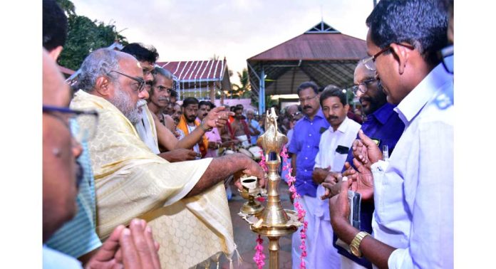 ഐരവൺപുതിയ കാവ് ഭഗവതി ക്ഷേത്രത്തിൽ അലങ്കാര ഗോപുര സമർപ്പണം നടന്നു ഐരവൺപുതിയ കാവ് ഭഗവതി ക്ഷേത്രത്തിൽ അലങ്കാര ഗോപുര സമർപ്പണം നടന്നു