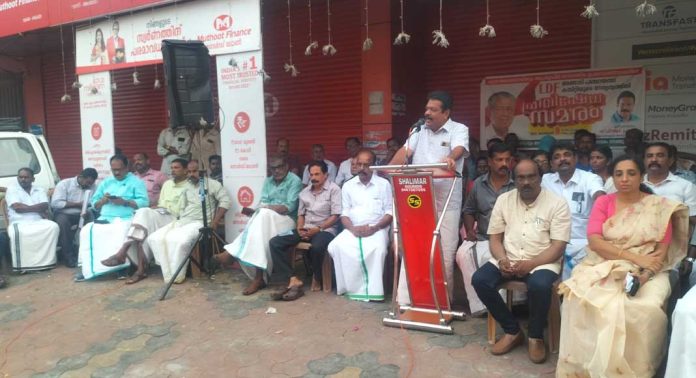 റാന്നി മണ്ഡലത്തിലെ വിവിധ കേന്ദ്രങ്ങളില് പ്രതിഷേധ സമരം നടത്തി സി.പിഎം റാന്നി മണ്ഡലത്തിലെ വിവിധ കേന്ദ്രങ്ങളില് പ്രതിഷേധ സമരം നടത്തി സി.പിഎം