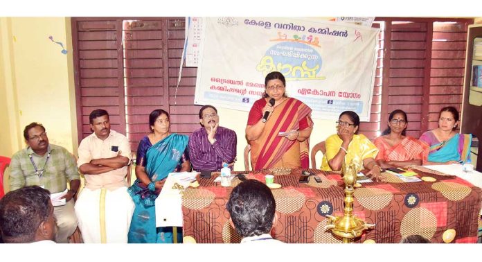 കോട്ടാമ്പാറ കോളനിയിലെ കുട്ടികളെ അംഗന്വാടികളില് എത്തിക്കുന്നത് ഉറപ്പാക്കണം : വനിതാ കമ്മിഷന് കോട്ടാമ്പാറ കോളനിയിലെ കുട്ടികളെ അംഗന്വാടികളില് എത്തിക്കുന്നത് ഉറപ്പാക്കണം : വനിതാ കമ്മിഷന്