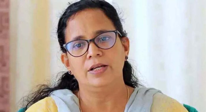 ടി പി വധക്കേസിലെ അഞ്ച് കുറ്റവാളികൾക്ക് പരോൾ ; ഒന്നിച്ച് പരോൾ കൊടുത്തതിൽ അസ്വാഭാവികതയെന്ന് കെ കെ രമ ടി പി വധക്കേസിലെ അഞ്ച് കുറ്റവാളികൾക്ക് പരോൾ ; ഒന്നിച്ച് പരോൾ കൊടുത്തതിൽ അസ്വാഭാവികതയെന്ന് കെ കെ രമ