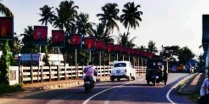 കരുവന്നൂര് പാലത്തിൽ നിന്ന് കരുവന്നൂര് പുഴയിലേക്ക് ചാടിയ സ്ത്രീക്കായി തെരച്ചിൽ കരുവന്നൂര് പാലത്തിൽ നിന്ന് കരുവന്നൂര് പുഴയിലേക്ക് ചാടിയ സ്ത്രീക്കായി തെരച്ചിൽ